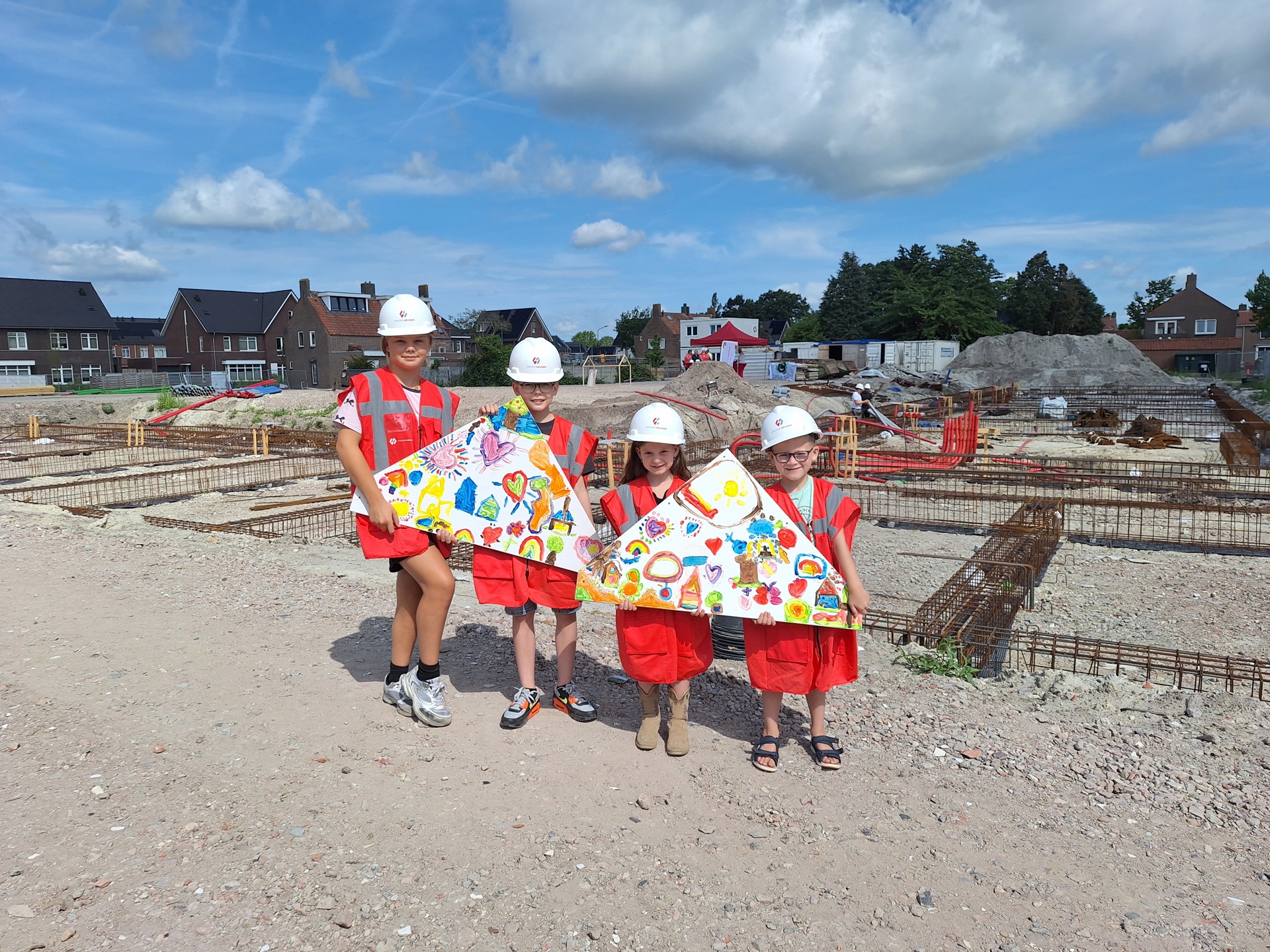 Vier kinderen van Basisschool De Berk tonen hun kunstwerken